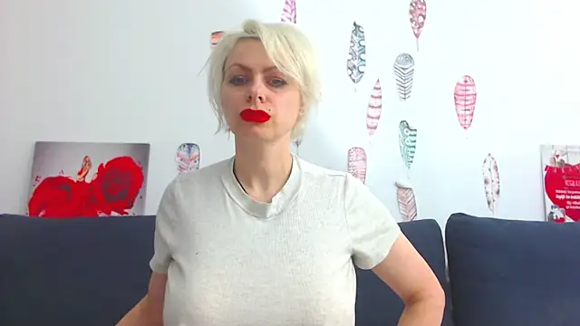 Snapshot of ForeverBarbie_ chatting on March 21, 3:33 am ForeverBarbie online show from March 21, 3:33 am