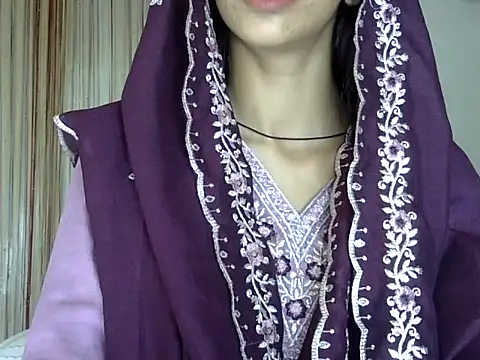 Snapshot of MAAYRA_09 chatting on September 28, 10:42 am MAAYRA 09 online show from September 28, 10:42 am