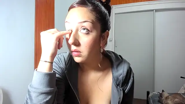 Snapshot of HeyTati chatting on February 13, 11:47 pm HeyTati online show from February 13, 11:47 pm