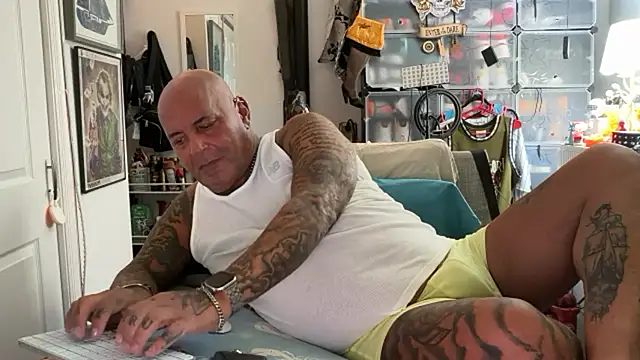 Snapshot of joeytatts66 chatting on October 14, 1:06 am joeytatts66 online show from October 14, 1:06 am