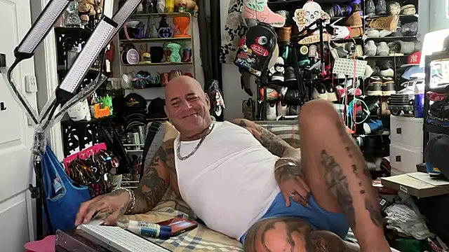 joeytatts66 online show from July 16, 1:44 am