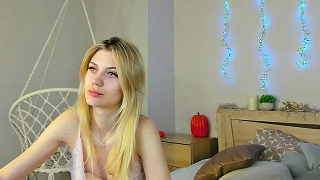 Snapshot of Cherry_Price chatting on May 25, 11:11 pm Cherry Price online show from May 25, 11:11 pm