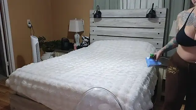 Snapshot of TexasTattooedHouseWife chatting on December 4, 3:21 pm TexasTattooedHouseWife online show from December 4, 3:21 pm