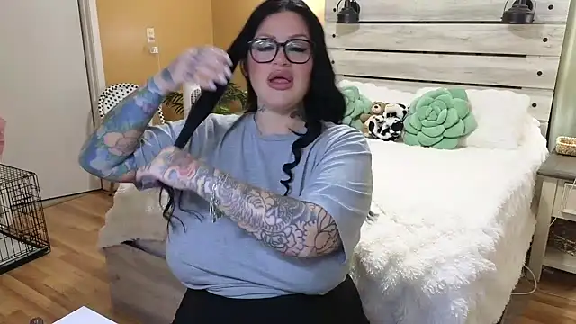 Snapshot of TexasTattooedHouseWife chatting on March 24, 9:03 am TexasTattooedHouseWife online show from March 24, 9:03 am