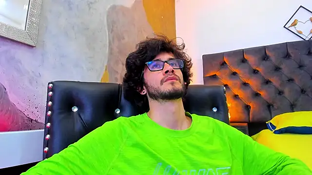 Loggan donnelly online show from December 19, 2:56 am