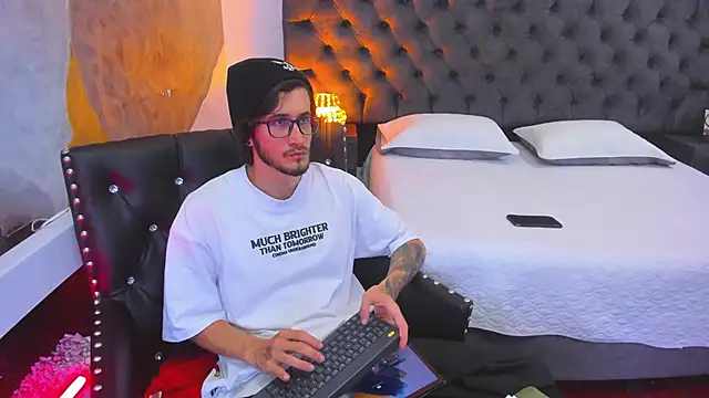 Loggan donnelly online show from December 19, 9:17 pm