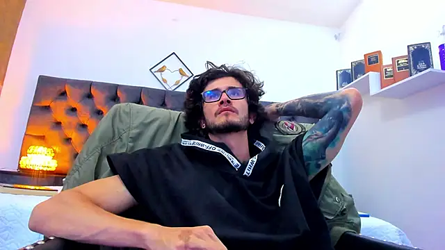 Loggan donnelly online show from December 21, 1:47 am