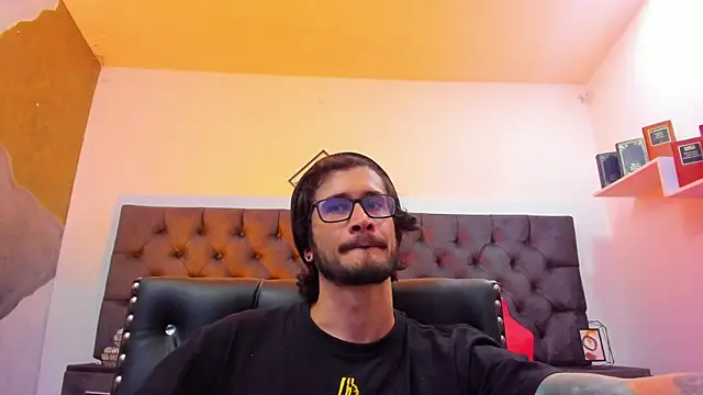 Loggan donnelly online show from December 28, 12:04 am