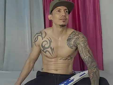 Snapshot of Alex_motta chatting on January 3, 12:33 am Alex motta online show from January 3, 12:33 am