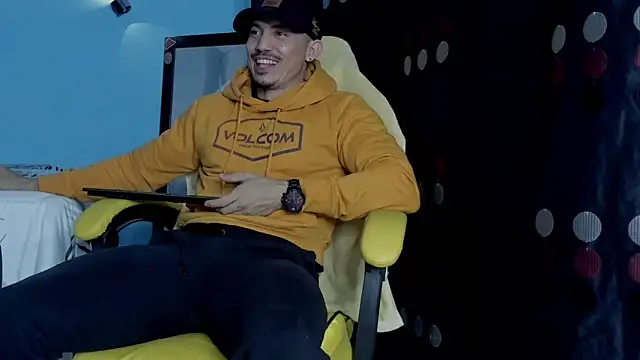 Snapshot of Alex_motta chatting on October 9, 4:10 am Alex motta online show from October 9, 4:10 am