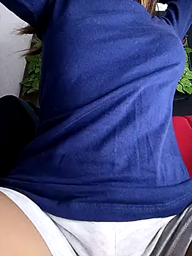 Snapshot of lianisrose chatting on December 18, 1:00 am lianisrose online show from December 18, 1:00 am