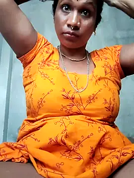 Snapshot of Hotty-dola chatting on October 18, 4:04 am Hotty-dola online show from October 18, 4:04 am