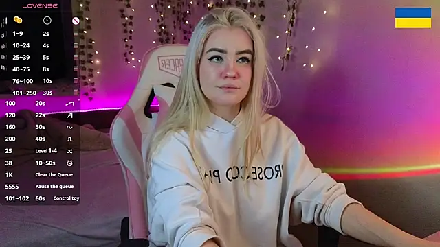 Snapshot of RedVelveten chatting on September 29, 7:40 pm RedVelveten online show from September 29, 7:40 pm