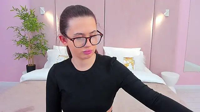 Snapshot of milaleoneli chatting on February 3, 12:36 pm milaleoneli online show from February 3, 12:36 pm