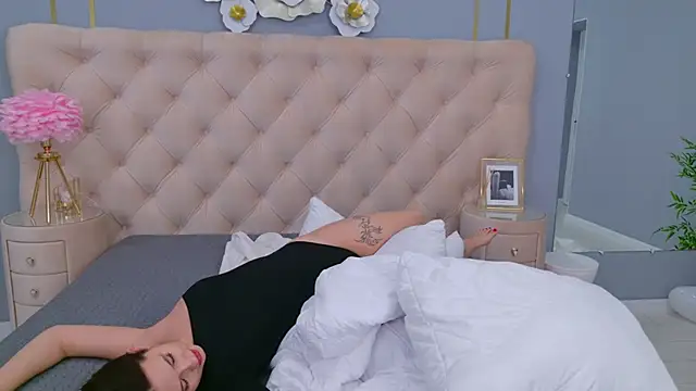 Snapshot of milaleoneli chatting on February 12, 6:40 pm milaleoneli online show from February 12, 6:40 pm