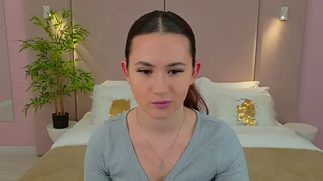 Snapshot of milaleoneli chatting on March 2, 12:32 pm milaleoneli online show from March 2, 12:32 pm