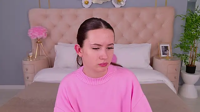 Snapshot of milaleoneli chatting on March 3, 12:37 pm milaleoneli online show from March 3, 12:37 pm