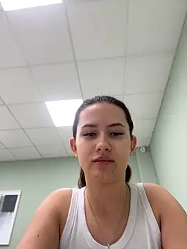 Snapshot of milaleoneli chatting on March 7, 12:34 pm milaleoneli online show from March 7, 12:34 pm