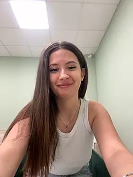 Snapshot of milaleoneli chatting on March 15, 11:29 am milaleoneli online show from March 15, 11:29 am