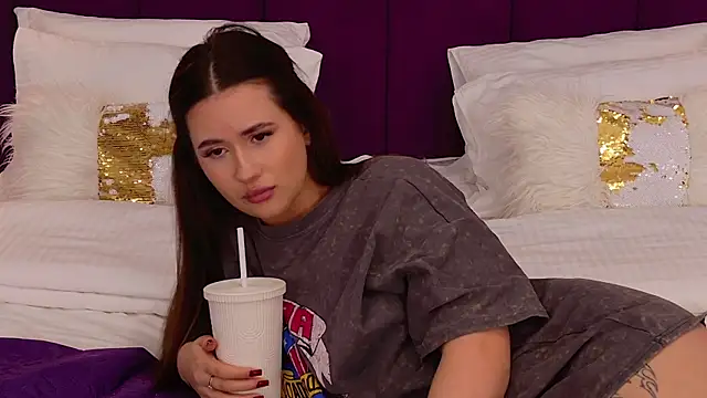 Snapshot of milaleoneli chatting on March 17, 6:32 pm milaleoneli online show from March 17, 6:32 pm