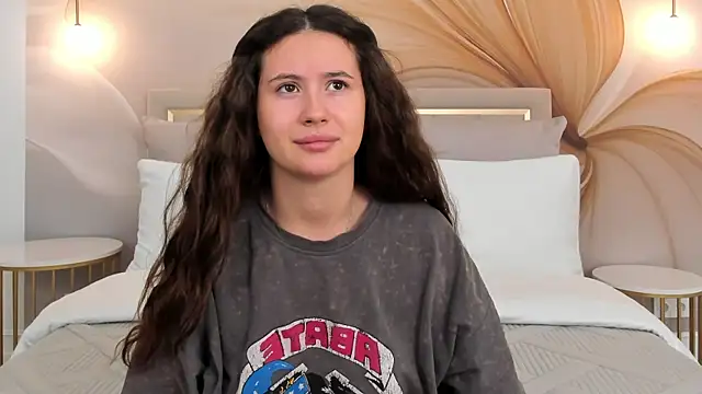 Snapshot of milaleoneli chatting on September 11, 3:01 pm milaleoneli online show from September 11, 3:01 pm