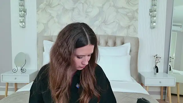 Snapshot of milaleoneli chatting on September 24, 3:04 pm milaleoneli online show from September 24, 3:04 pm