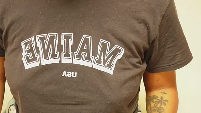 IzzyyBeelmonth online show from December 21, 7:27 pm