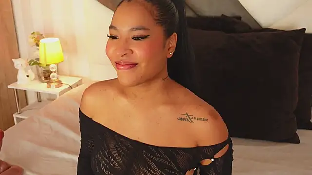 IzzyyBeelmonth online show from December 28, 10:02 pm