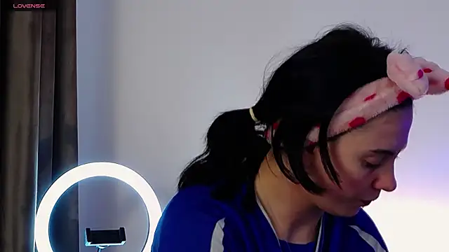 AveryWillow online show from March 6, 1:46 pm