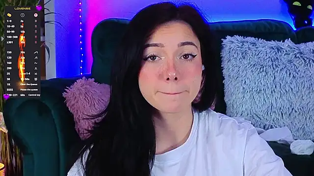 AveryWillow online show from March 8, 11:52 pm