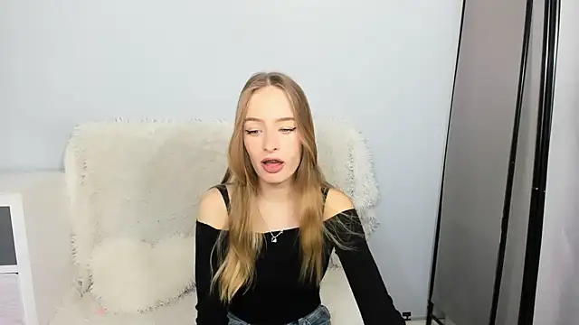 Snapshot of LilaGold chatting on November 17, 5:08 pm LilaGold online show from November 17, 5:08 pm