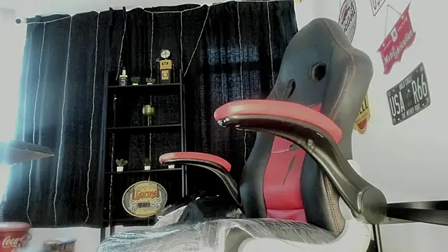 Snapshot of the_beast_master_ chatting on June 15, 1:24 pm the beast master online show from June 15, 1:24 pm