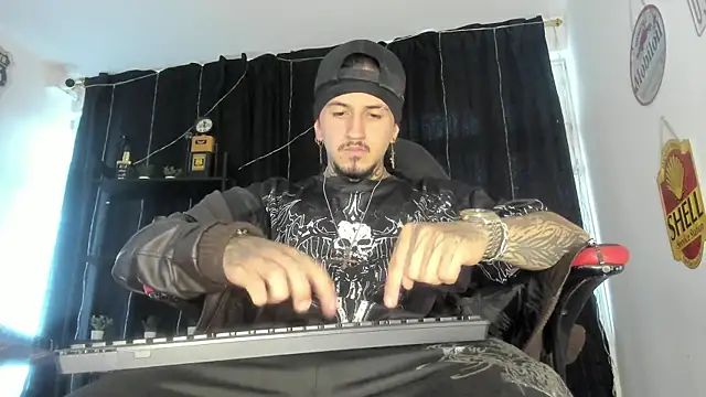 Snapshot of the_beast_master_ chatting on July 20, 9:06 pm the beast master online show from July 20, 9:06 pm
