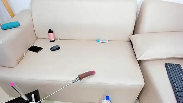 naomiii   online show from February 1, 2:05 am