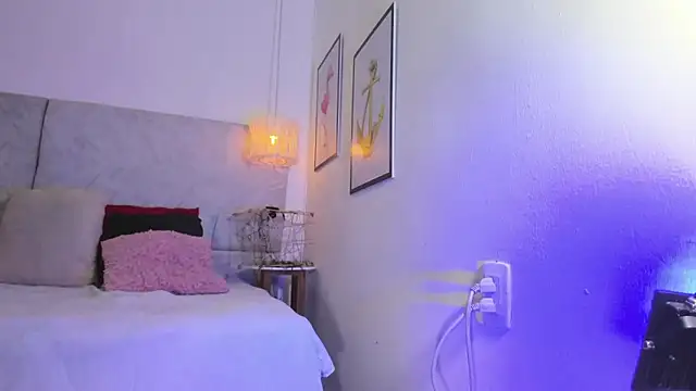 naomiii   online show from January 6, 11:36 am