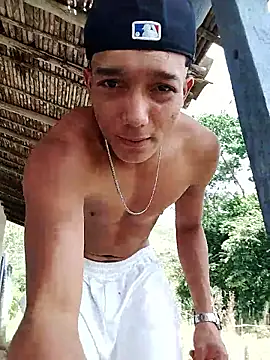 Snapshot of tayson_ chatting on June 22, 6:38 pm tayson online show from June 22, 6:38 pm