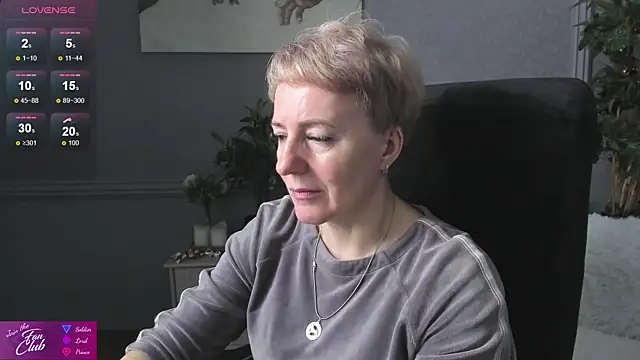 Snapshot of Nika_Smit chatting on December 14, 5:18 am Nika Smit online show from December 14, 5:18 am