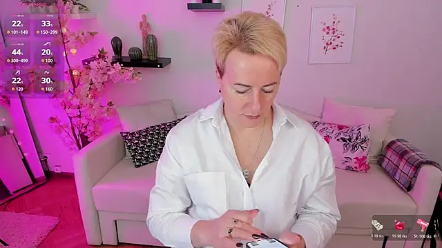 Snapshot of Nika_Smit chatting on October 19, 5:19 am Nika Smit online show from October 19, 5:19 am