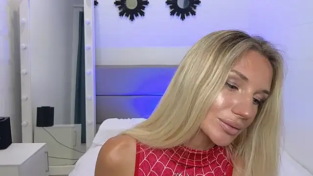 Snapshot of Megan_Kira chatting on June 13, 6:22 am Megan Kira online show from June 13, 6:22 am