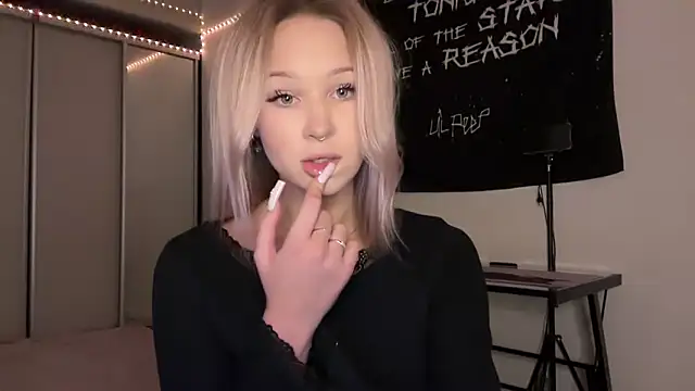 Snapshot of ur_molly chatting on March 18, 5:10 pm ur molly online show from March 18, 5:10 pm