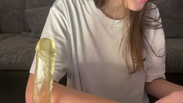 Snapshot of EmilyWi_ chatting on December 12, 1:43 am EmilyWi online show from December 12, 1:43 am