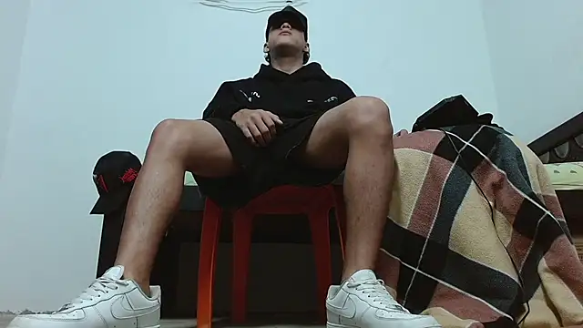 Snapshot of Macho_Dom chatting on April 9, 11:32 pm Macho Dom online show from April 9, 11:32 pm