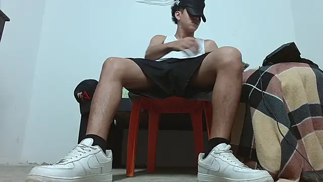 Snapshot of Macho_Dom chatting on April 11, 10:58 pm Macho Dom online show from April 11, 10:58 pm