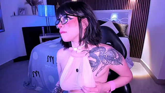 Snapshot of NattashaHotson chatting on October 22, 3:51 am NattashaHotson online show from October 22, 3:51 am