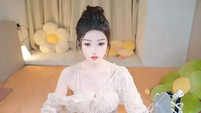 Eimile online show from December 9, 2:49 pm