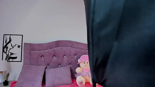 Snapshot of LunaSmitt chatting on September 28, 1:11 am LunaSmitt online show from September 28, 1:11 am