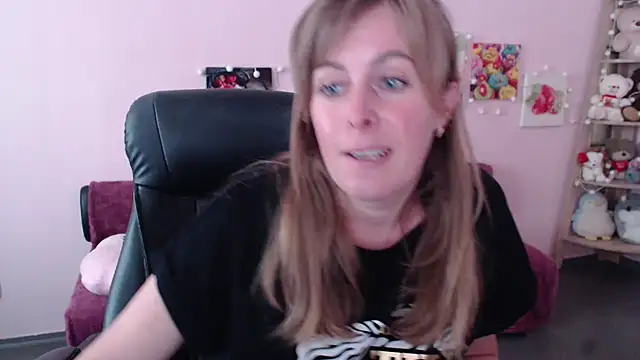Snapshot of Hot_Milady chatting on June 2, 7:54 am Hot Milady online show from June 2, 7:54 am
