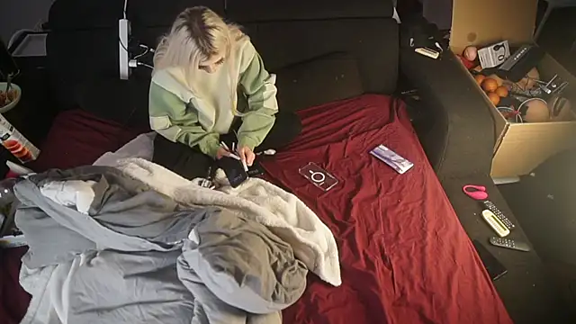 Snapshot of MacTroy chatting on November 24, 8:41 pm MacTroy online show from November 24, 8:41 pm