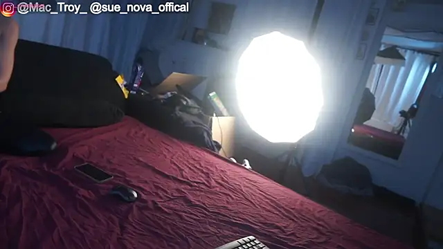 Snapshot of MacTroy chatting on December 3, 5:11 pm MacTroy online show from December 3, 5:11 pm