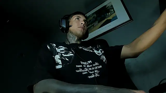 Travistanner 28 online show from May 12, 1:36 am